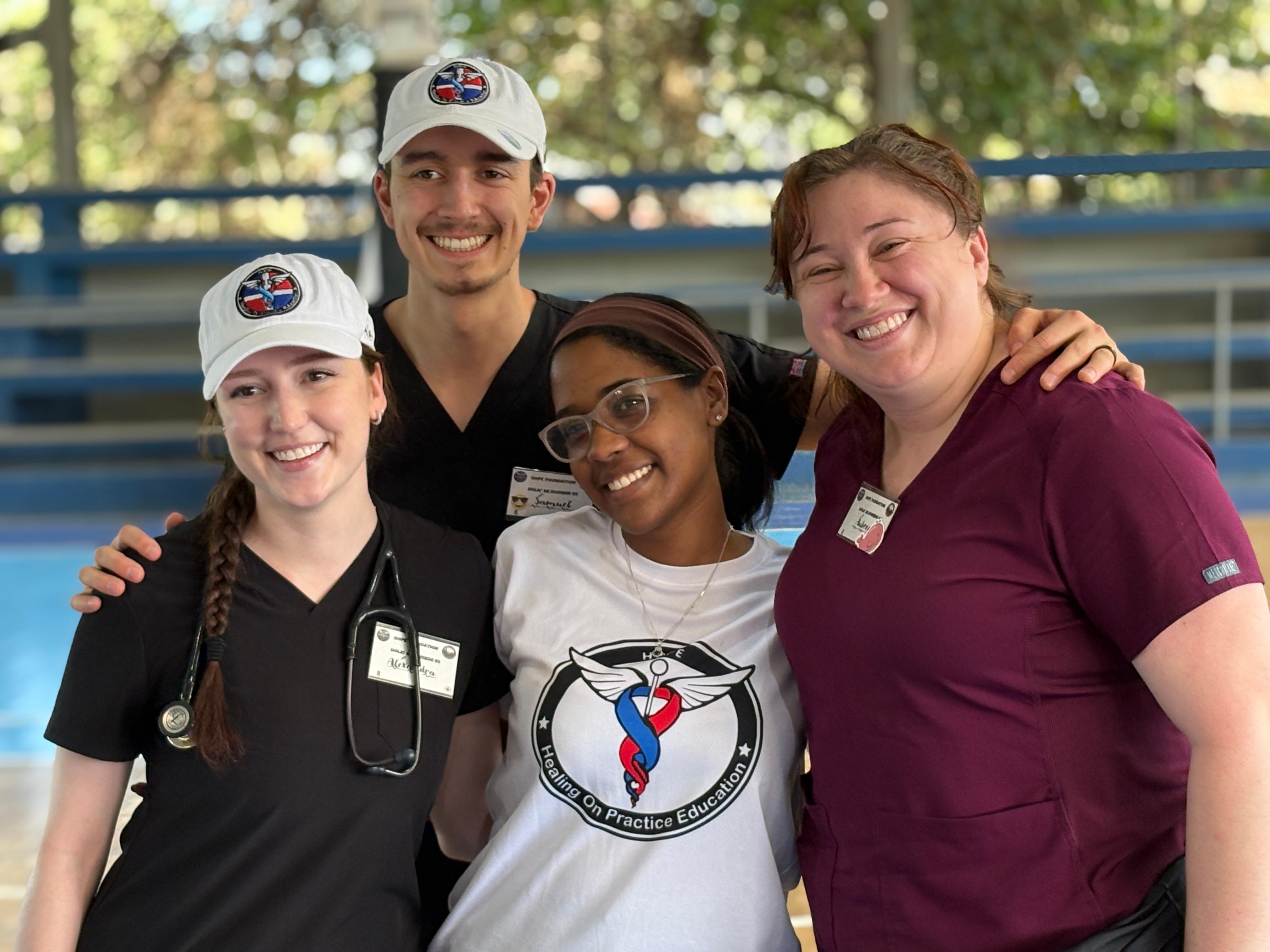 Profesionales de salud de H.O.P.E posando con sus uniformes médicos